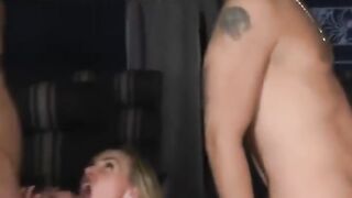 Azafata agresivamente jerkhat y chupa miembros en un avión