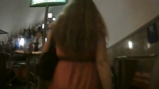 Elimina secretamente la entrepierna del extraño debajo del vestido en el metro.