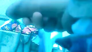 Derrocó la polla en la tienda frente al vendedor y en la calle