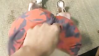 La perra chupó la gruesa polla del operador y follada en el lanzamiento porno en la biblioteca.