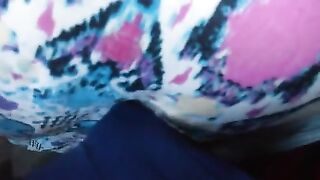 Atrapado entre las exuberantes toros que desconocían a las mujeres en un vestido en el autobús