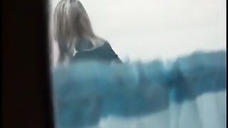 Pasos internos en el coño afeitado de un paciente joven en el ginecólogo.