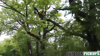 Mujer bonita en una falda rosa fue herida por una habitación de recogida en el parque