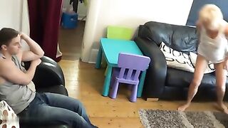 Madrastra brilla frente al hijo del culo y el coño, sentado cerca de su marido