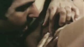 Bigote Bachelor alcanzó la braga brecha de la vendedora frente a la mierda en la tienda