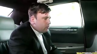 El novio Kukold mira al Eby de la novia con un hermano libre en la limusina.