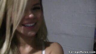 El alumno folló con un chico un amigo y se lamió el coño en un albergue.