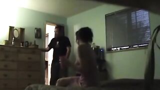 El marido atrapó a su esposa durante la mierda con un plomero y los echó de la casa.