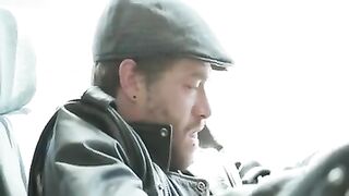 El informal tatuado en la piel chupa los actores porno de Dick en el autobús