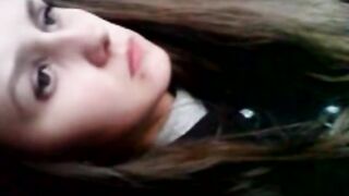 Chica rusa chupa a los miembros relinchan en la entrada