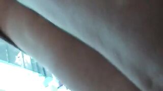 Consultor disparó un coño desnudo debajo de la falda del cliente