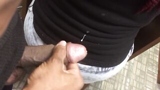 Limpiador negro Nays Dick y se corre en el extraño del culo en la biblioteca