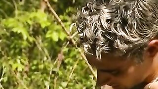 El cazador y los soldados se enrolan a su vez de una explosión militar en el bosque.