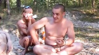 Cuatro estudiantes rusos organizaron un sexo en grupo romántico en un picnic en el bosque.