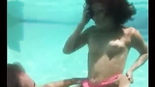 Plovcic subacuático Kuni y la folló en la piscina.