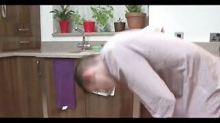 La exuberante novia de mamá chupa polla y apasionadamente follada en la cocina.