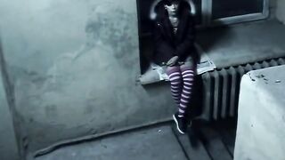 Punk ruso en la lluvia le dio a un polluelo emo en la entrada