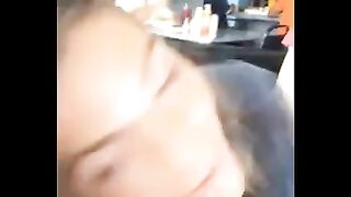 Camarera chupa dick hijo propietario cafe en una mesa