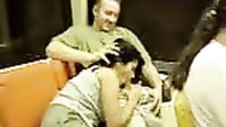 Morena succiona miembro de un extraño para el video en el metro