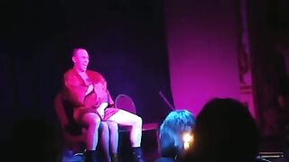 StripteSer sacude el culo muscular frente a una fiesta de cumpleaños en el escenario
