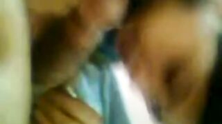 La vendedora india chupa a un miembro del chef, trabajando en una escasez