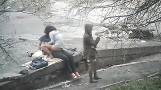 Perra borracha salta en una polla Dick cerca de una novia en el parque