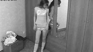 Hermano espía en una hermana desnuda a través de la cámara oculta