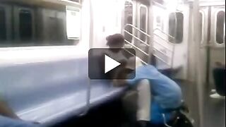 Negro destaca el coño de la amante negra en los pasajeros en el metro