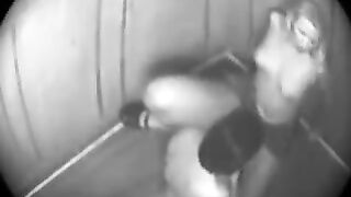 Polluelo solitario se la follan con un levantador en un ascensor atascado