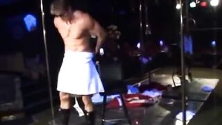 Esposas del rico jocat y chupan una polla de striptera en el traje de santa