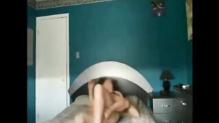 Esposa inválida salta en un miembro de los colegas del cónyuge