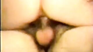 El amigo dispara la cámara casera de luna de miel en la pose del jinete