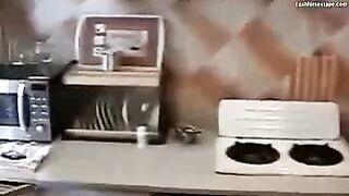 Hochlushka Vika derrocó a la polla la polla en el autobús y follada con él en un parque acuático en Kirillovka