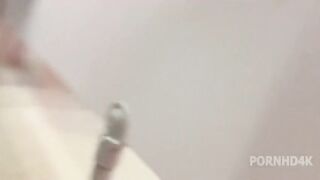 Peeping para follar con el polluelo en los legnos en el baño