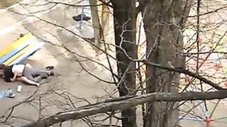 Inclinando una pareja comprometida en el sexo borracho en la tienda en el patio de un complejo residencial