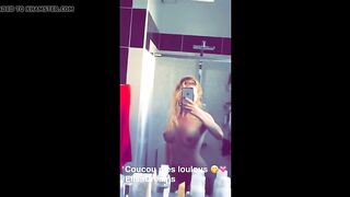 Elisa Dreams muestra un cuerpo desnudo y coño de basura en las calles en el periscopio