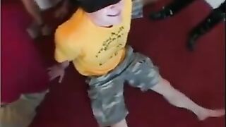 Baba organizó un grupo ansiling con los amantes, contándoles los ojos.