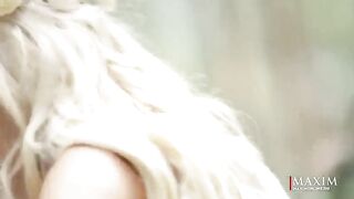 Anna Hilkevich en una sesión de fotos eróticas en el bosque para Maxim Magazine