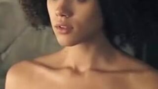 La mulata Nathalie Emmanuel lució las tetas y el culo elásticos en la serie “Game of Thrones”