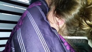 Níger masturba una polla negra sobre su novia dormida, excitada por la visión de unas bragas rosas