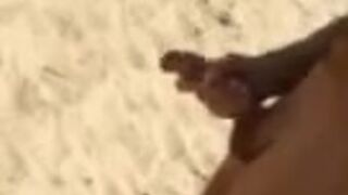 Nudista fingiendo ser un extraño para un pene en la playa de Yalta