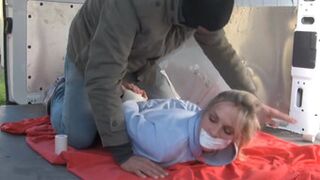 Un matón enmascarado secuestró a una chica bonita y la amarró en la parte trasera de una camioneta.