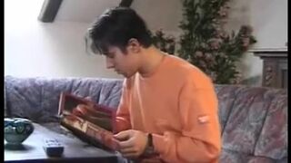 Abuela alemana atrapó a su nieto por una sacudida de pene y lo folló después de una mamada