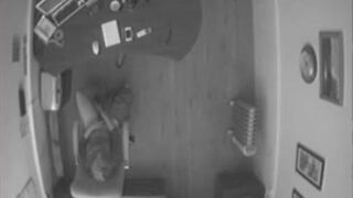 Secretaria se masturba para porno en la oficina, sin darse cuenta de la cámara oculta