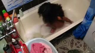 Hermano espía la masturbación y el baño de la hermana en el baño a través de una cámara oculta