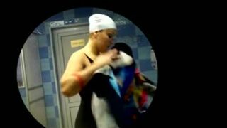 Dos mujeres desnudas mostraron sus tetas en la ducha frente a una cámara oculta