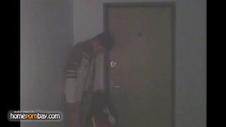 Chica se da en el coño después de la mamada en la entrada frente a una cámara oculta