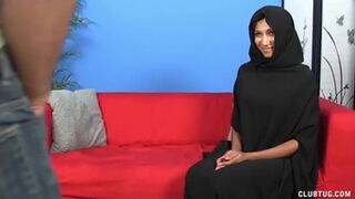 Mujer musulmana metiendo los dedos en una polla