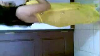 Árabe de ébano se folla a una musulmana de pelo largo y castaño