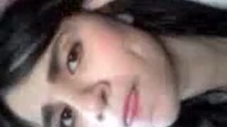 Chica siria muestra las tetas y el coño